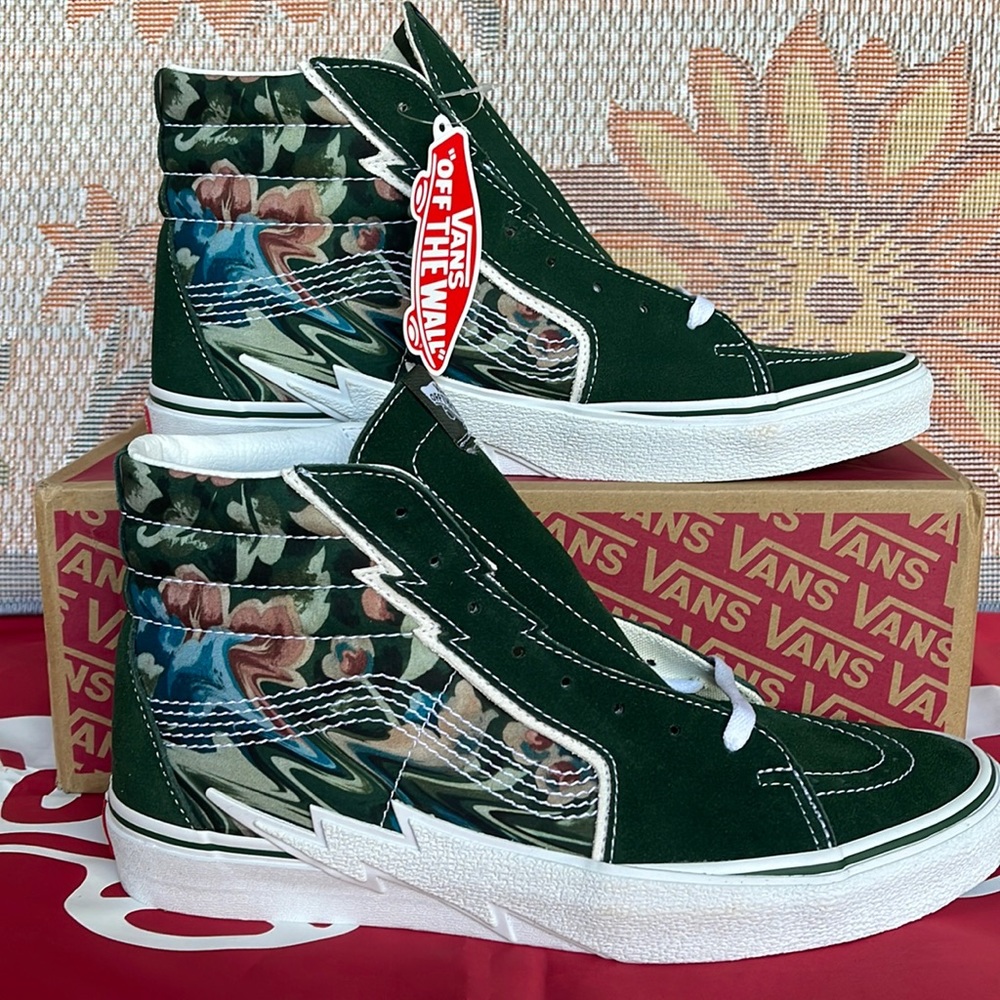 Vans Sk8-Hi Bolt
Liquify Avocado
VNOA5JIVYXH
Men’s sneakers - athletic shoes